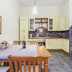 Lovely In With Kitchen プーラ