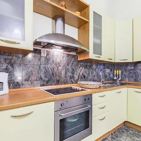 Апартаменты Lovely In With Kitchen Пула