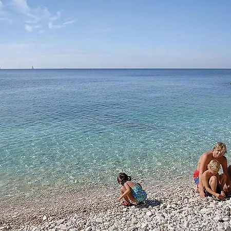 Апартаменты Lovely In With Kitchen Пула