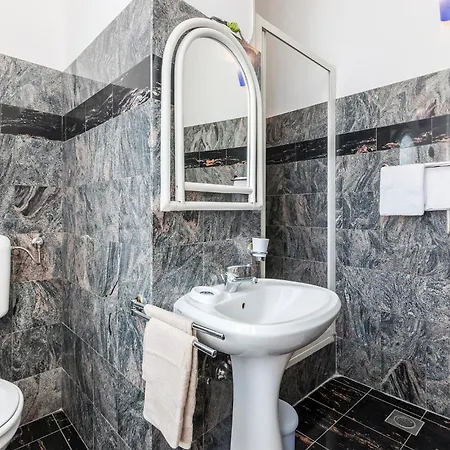 Апартаменты Lovely In With Kitchen Пула