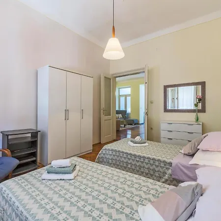 Lovely In With Kitchen * Пула