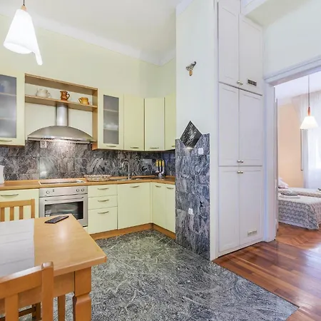 Апартаменты Lovely In With Kitchen *