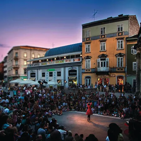 Lovely In With Kitchen Апартаменты