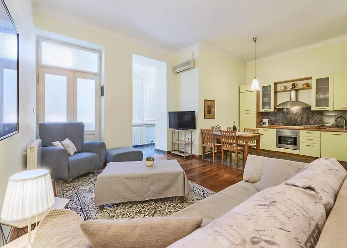 Lovely In With Kitchen דירה