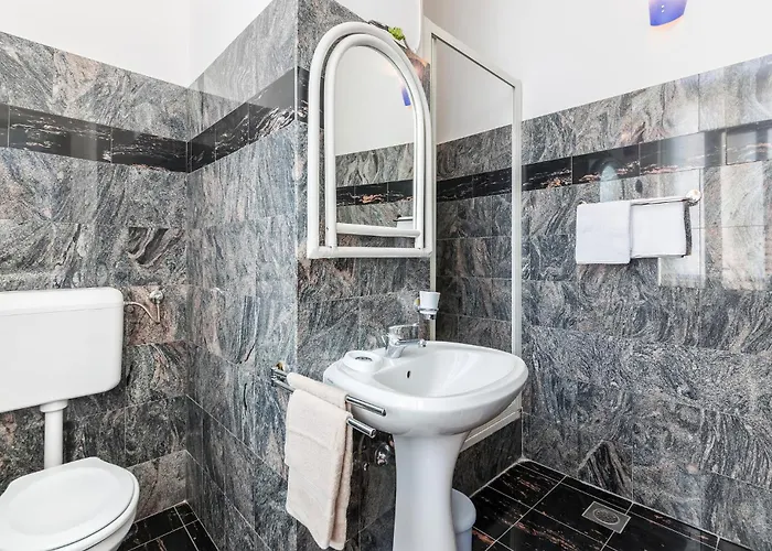 Appartement Lovely In With Kitchen Pula