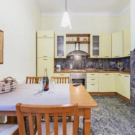 Lovely In With Kitchen Pula