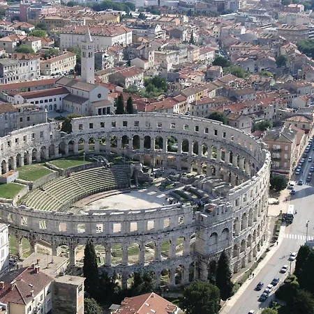 Lovely In With Kitchen Pula