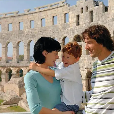 Lovely In With Kitchen Pula