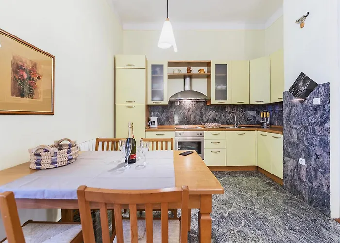 Lovely In With Kitchen Pula
