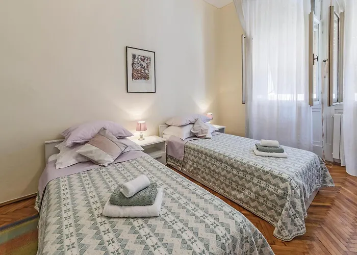 Lovely In With Kitchen Lägenhet